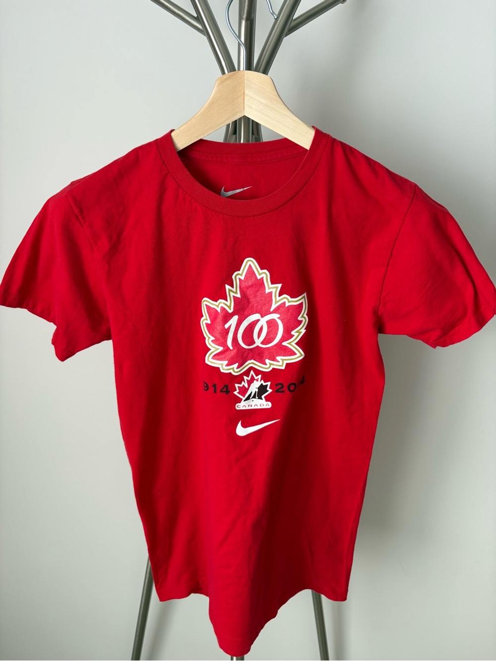 Nike Men’s Red Canada 100 Leaf Graphic T-Shirt